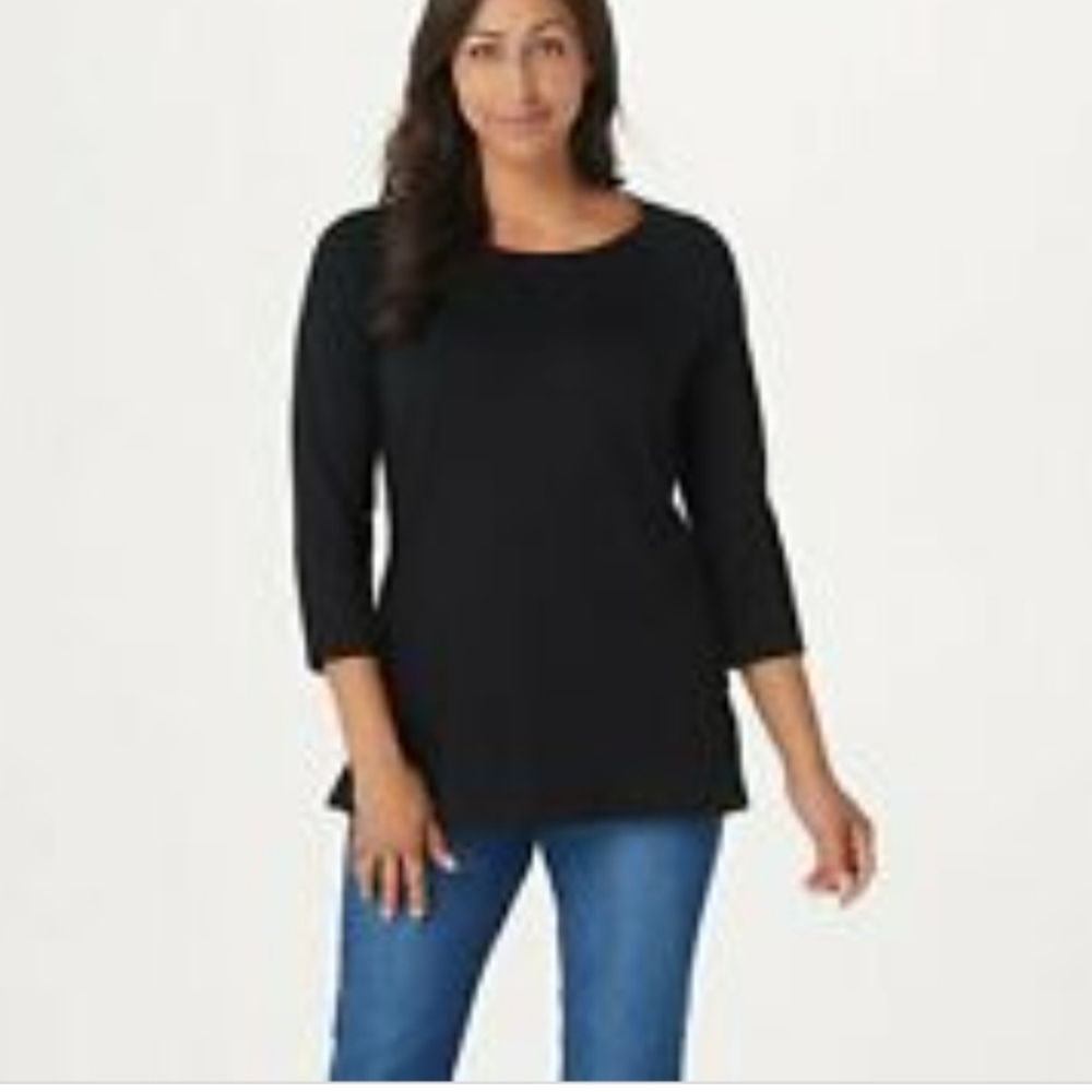 Black fitted top with knot toe at waist. 3/4  sleeves